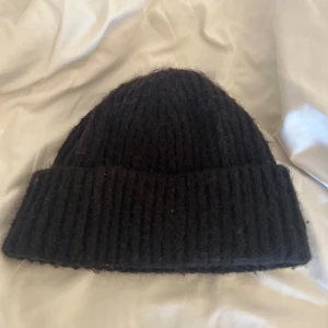 Svart stickad mössa - Svart stickad mössa från Gina Tricot🩷