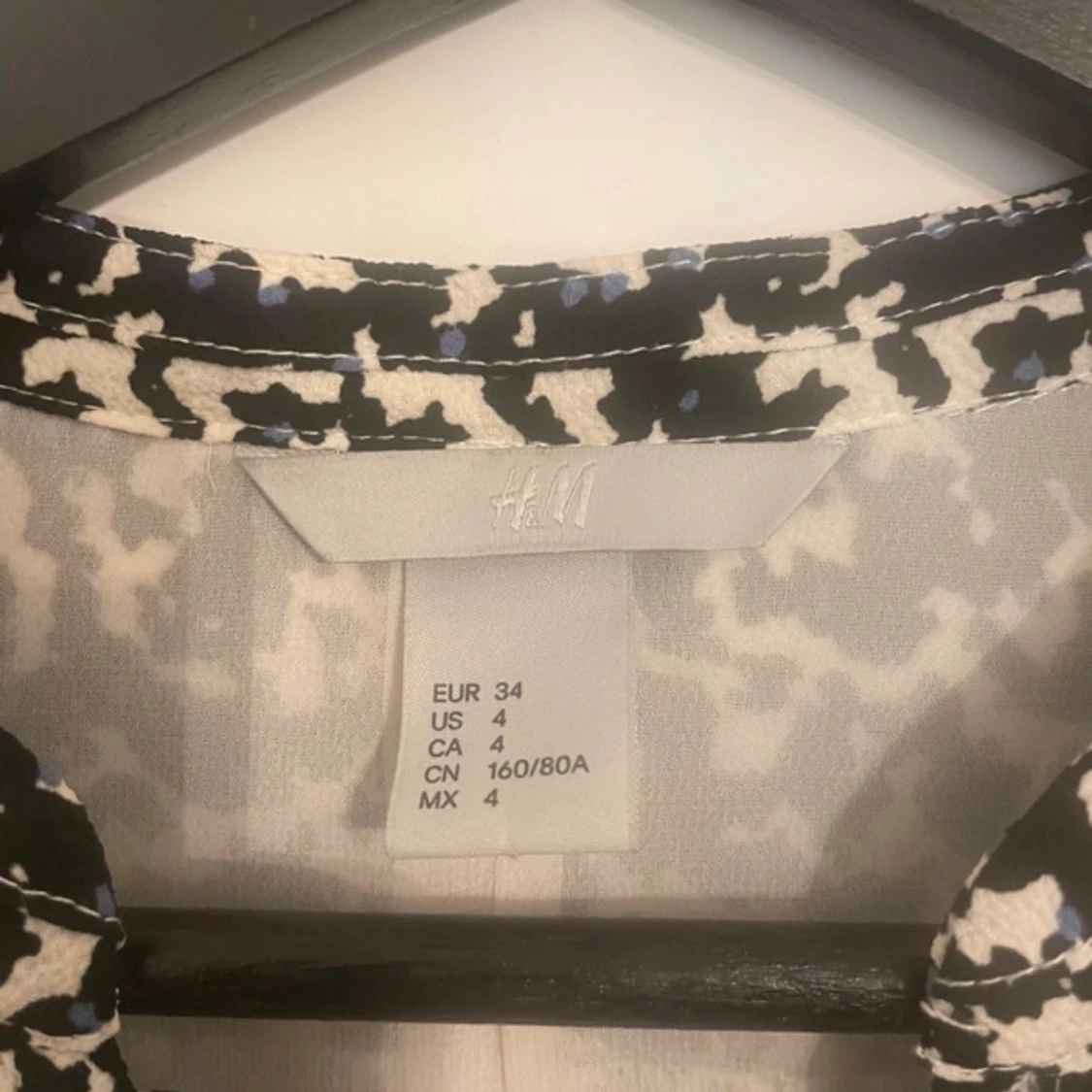 H&M klänning i svart/vitt/blått med knappar, - 1