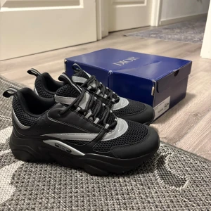 Dior B22 svart - Helt nya, aldrig använda. Kommer med box dustbox och själva skorn, storlek 43 skriv dm om flera bilder/frågor!