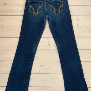 Hollister jeans - Jättefina mörkblåa och väldigt lågmidjade jeans. Säljer då jag köpte dem precis men tyvärr var för korta för mig💗 Verkligen i jättebra skick och super snygga. 
