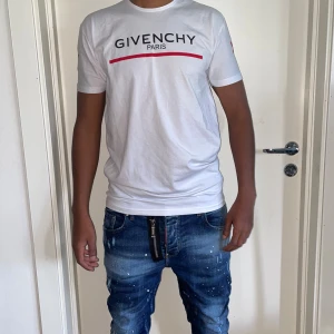 Givenchy t shirt strl S - Helt ny. Fin replika med grym kvalitet. modellen är 175cm, väger 67 kg, Bär S på bilden. Pris: 549kr. Först till kvarn.