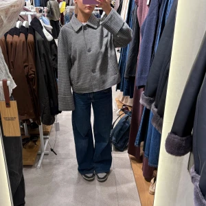 Grå rutig jacka med knappar - Säljer en grå jacka från NAKD  med vitt rutmönster och stora knappar framtill. Jackan har bred krage, vida ärmar och en boxig, loose passform. Passar xxs-s