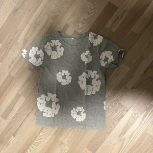 Grå denim tears t-shirt - Sizen är M men väldigt liten så passar på S