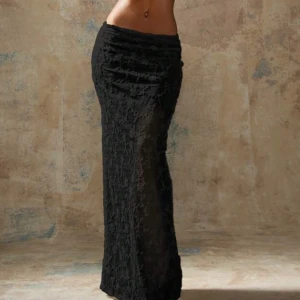 Svart långkjol med blommig spets - Supersnygg svart långkjol med transparent känsla och blommig spetsdetalj. Kjolen har en tight passform och markerar midjan på ett stilrent sätt. Perfekt för dig som vill ha en trendig och elegant look med extra edge. Helt oanvänd, stl xs, lång på mig som är 165cm🤍