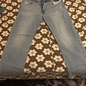 Levi's 501 ljusblå jeans straight fit - Hej jag säljer en par Levi’s 501 ljusblå straight fit. Jag köpte dom helt nya för 1200kr och har bara haft dom på mig 4-5 ggr då jag tyckte att dom inte va så snygga. Dom är storlek W38 och L32. Hör av er om ni blir intresserad. 