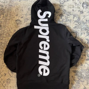 Supreme Hoodie - Tjena! Säljer denna riktigt feta, sällsynta Supreme hoodien med stor insydd logga på ryggen. Storlek M. I nyskick!