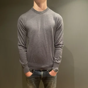 Filippa K tröja - Säljer nu en sjukt snygg tröja från Filippa K i grymt bra skick. Tröjan är i storlek M. Referens- killen på bilden är 185 och väger 70 kg! Hör gärna av dig vid frågor och funderingar😃