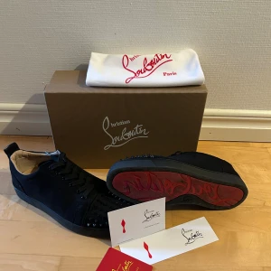 Christian Louboutin skor - Säljer mina Christian louboutins då jag vill köpa andra skor. Storlek 43, som nya bara lite smutsiga sulor. Kvitto finns