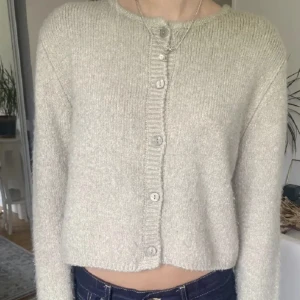 Stickad kofta  - Stickad kofta från zara, passar XS-M. Skriv om frågor. Pris är diskuterbart 🥰 