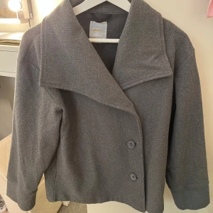 Gina Tricot kappa - Säljer då den inte kommer till användning. Storleken är 158/164. Perfekt nu till hösten!