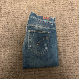 Dondup jeans - Säljer nu ett par riktigt feta Dondup jeans. Storlek W30, Längden är 98 cm (från midjan och ner). Om du har några funderingar så är det bara att fråga på! ❇️