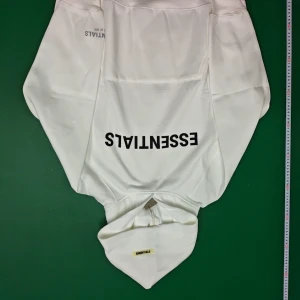 Essentials hoodie - Essentials hoodie fick i present för liten för mig Size S jag är en Size M helt ny har aldrig använts