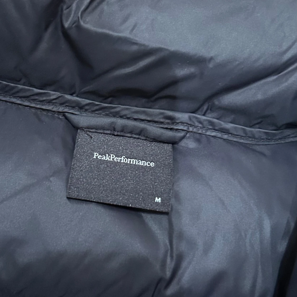 Svart pufferjacka från Peak Performance - 2