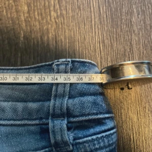 Blå bootcut jeans med ljus tvätt - Säljer mina jeans då de tyvärr är lite stora för mig. De är bootcut. Ja har mer bilder men som jag inte kunde lägga in i annonsen så om nån e intresserad så skickar jag gärna fler! 😚strl typ mellan 36 o 38. Jag har vanligtvis 36 och de är lite stora för mig