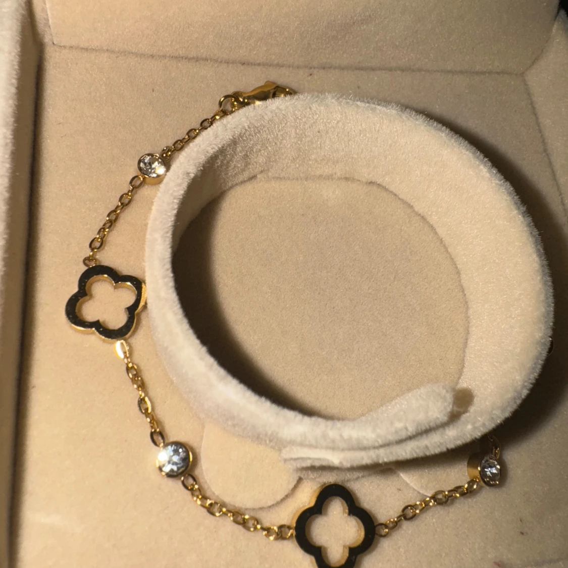 Guldfärgat armband med fyrklöver