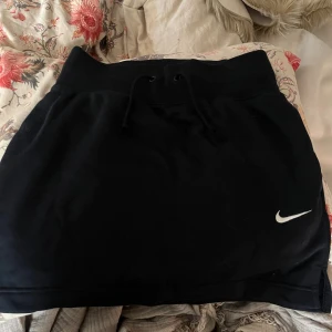 Nike kjol - Nike kjol storlek S aldrig använd 150kr