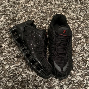Nike Shox - EU41 - Svarta Nike Shox i EU41 men känns mindre, mer 40-40.5. Ingen skolåda men aldrig använda