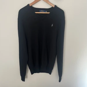  Ralph Lauren tröja - Ralph Lauren tröja i ett väldigt bra skick, st M, pris 199, material merino ull, hör av er för frågor!
