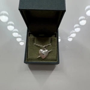 Halsband Maria Nilsdotter  silver - Säljer mitt silvriga halsband från Maria Nilsdotter i längden 45. Sparsamt använd därav inga defekter. Nypris 2895kr. Tillhörande box medföljer