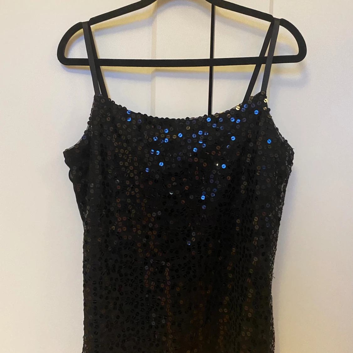 Svart paljettlinne med smala axelband - 1