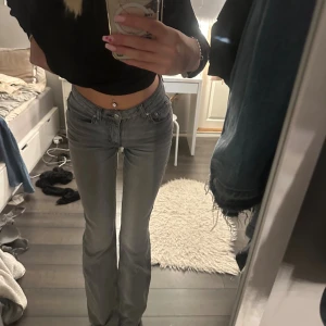 Grå bootcut jeans från Gina tricot  - Säljer ett par gråa bootcut jeans från Perfect Jeans i storlek 34. Jeansen har låg midja och klassisk femficksdesign. Snygg passform med lite utsvängda ben och tillverkade i mjukt jeanstyg. Perfekta till sneakers eller boots. Nästan helt oanvända. Jag är 176 lång🤍