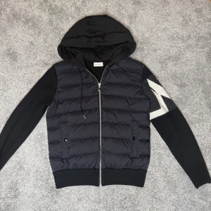 Moncler tricot cardigan  - Moncler cardigan i strl M(passar S).  Unik modell från 2022 och såklart äkta. Hör av er vid frågor. Vid snabb affär kan jag sänka priser!