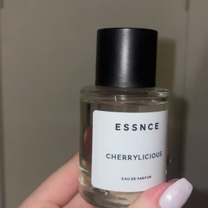 Essnce Cherrylicious Eau de Parfum - Cherrylicious från ESSNCE är en Eau de Parfum med stilren design. Perfekt för dig som vill sticka ut med en modern och trendig doftaccessoar. Flaskans enkla look passar in i alla badrumshyllor.