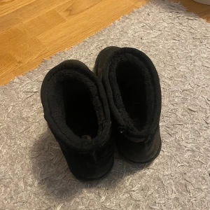 Skor Nelly  - Uggsliknande skor från Nelly. 