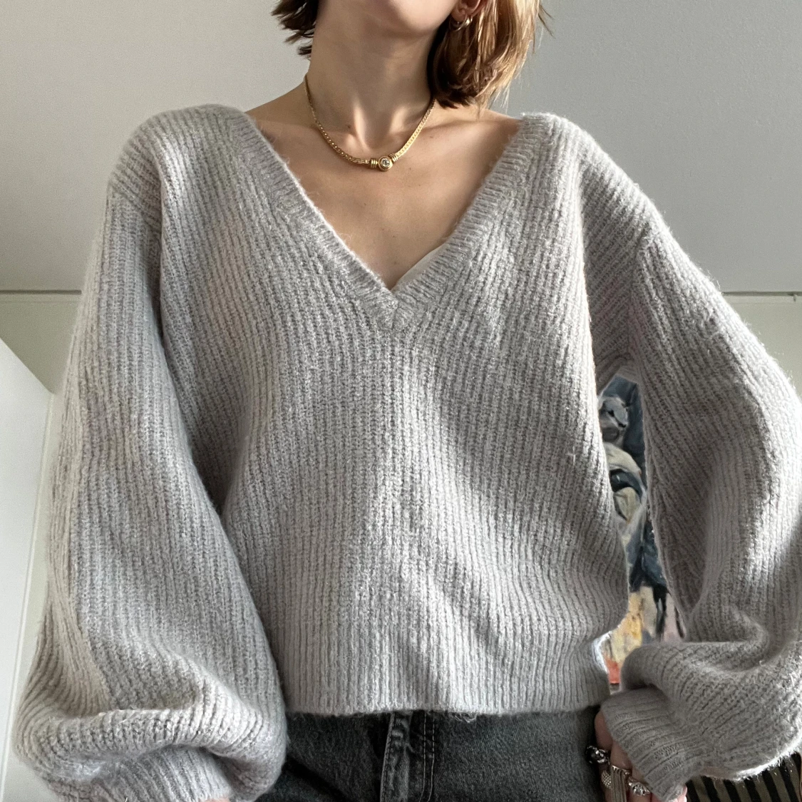 Ljusgrå stickad tröja med v-ringning - 1