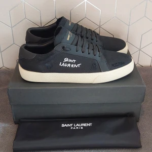 Saint Laurent  - Snygga svarta Saint Laurent skor || Storlek 42 || nytt skick || box och dustbag medföljer || pris kan diskuteras vid snabb affär 