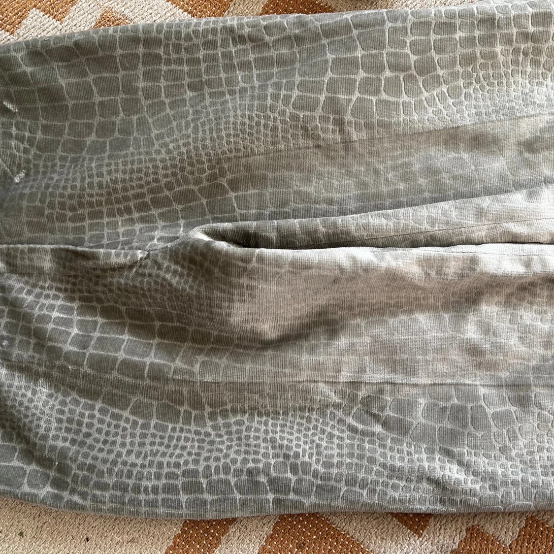 Grå manchesterbyxor med krokodilmönster - 2