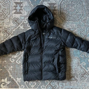 Sail racing jacka - Tjo, säljer en sail racing jacka till ett bra pris. Jackan nästan som ny och är i storleken 170 men passar som en xs. Kom gärna med prisförslag!