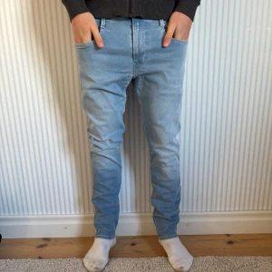 Replay Anbass ljusblå jeans slim fit - Säljer ett par Replay Anbass jeans i ljusblå tvätt med slim fit. Klassisk femficksmodell med snygga sömmar på bakfickorna. Jeansen är tillverkade i mjukt och stretchigt denim för extra komfort. Perfekta för dig som gillar en smalare passform. Storlek:31. Pris kan diskuteras, men just nu 399kr! Hör av dig vid frågor