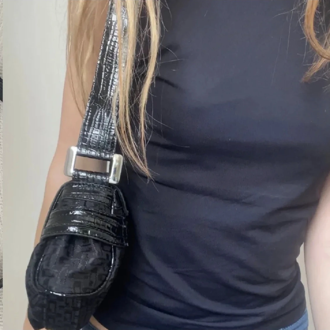 Svart axelväska med nitar från Guess - 2