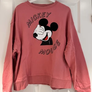 Rosa Mickey Mouse sweatshirt - Rosa tröja med Musse Pigg på från H&M. Storlek M och använd kanske 2-3 gånger så mycket bra skick💕