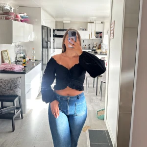 Svart topp från BikBok🖤 - Snygg svart topp från BikBok som har justerbara band i mitten för att anpassa hur kort/lång man vill ha den😍🖤 Storlek s, använd 1 gång