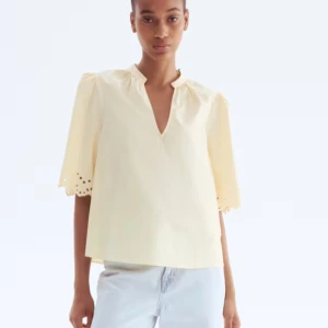 Gul blus från hm - Säljer den populära blusen från hm i ljus gult. Använd fåtal gånger och inga defekter på den eller så😊