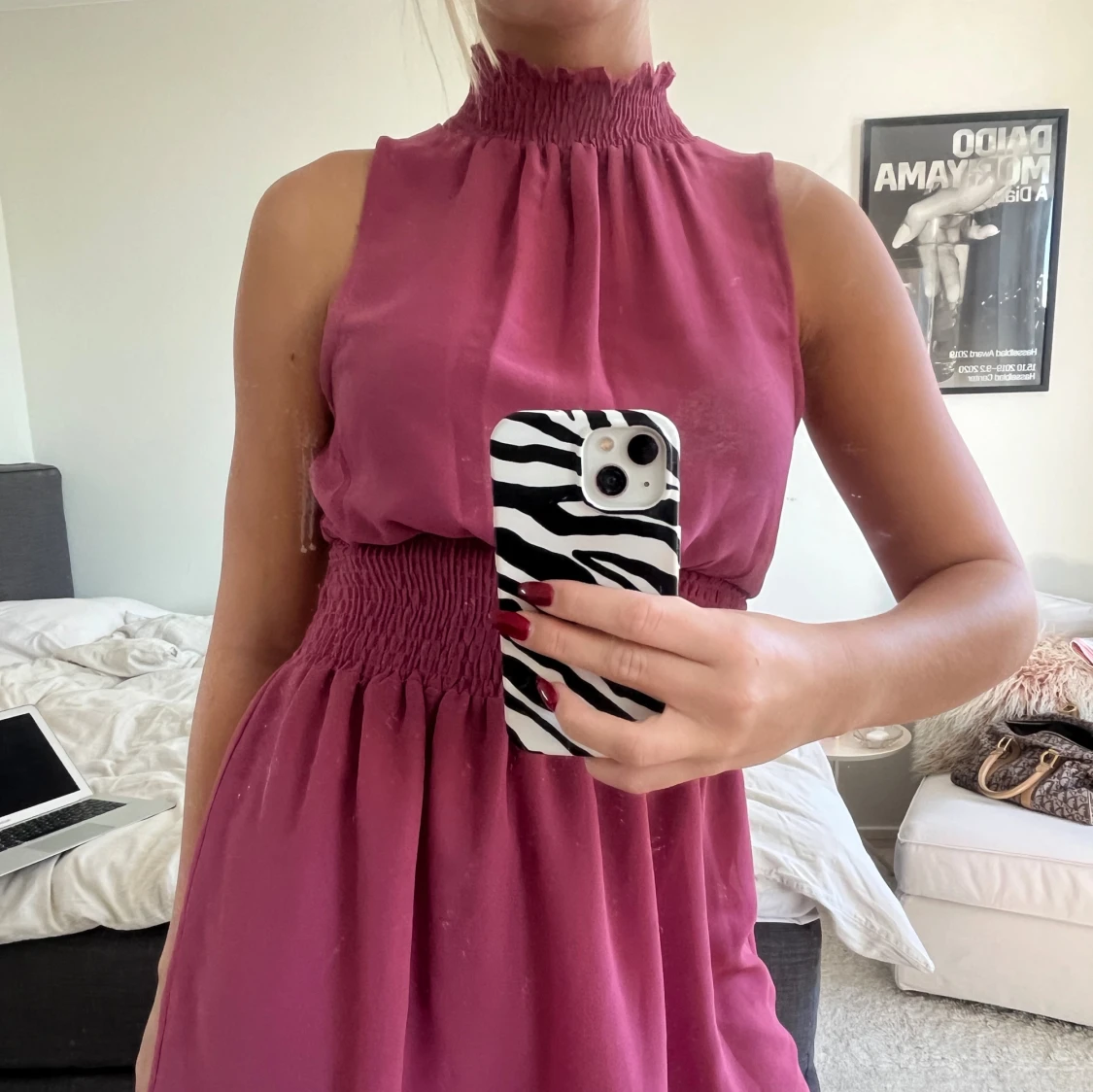 Smockad klänning med hög hals - 2