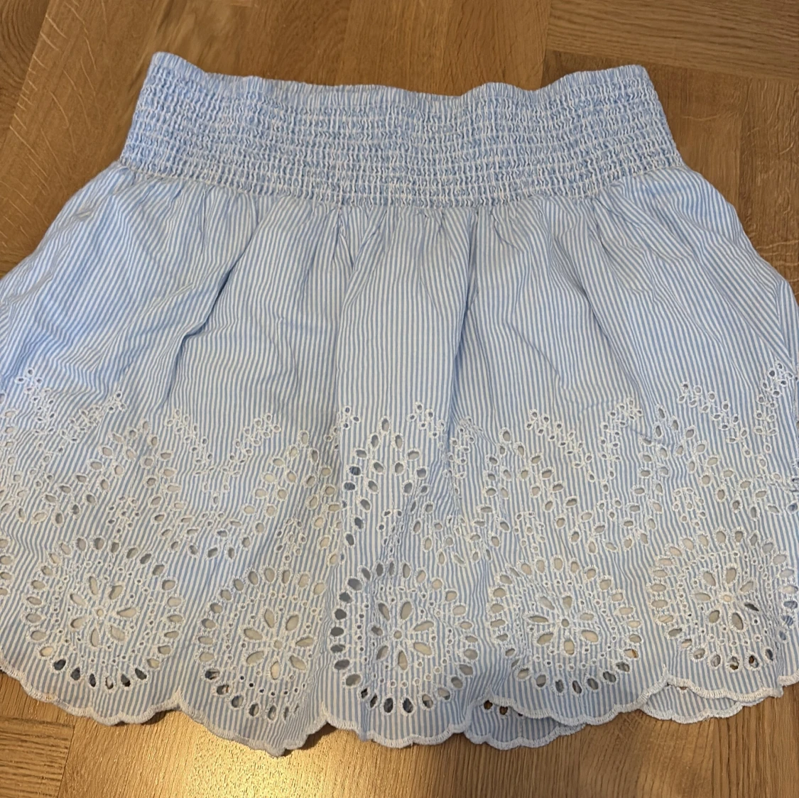 Blåvit kortkjol med broderad spets