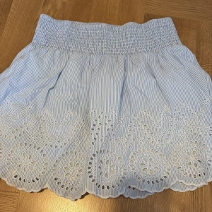 Blåvit kortkjol med broderad spets - Supersöt kortkjol i blåvitt randigt 