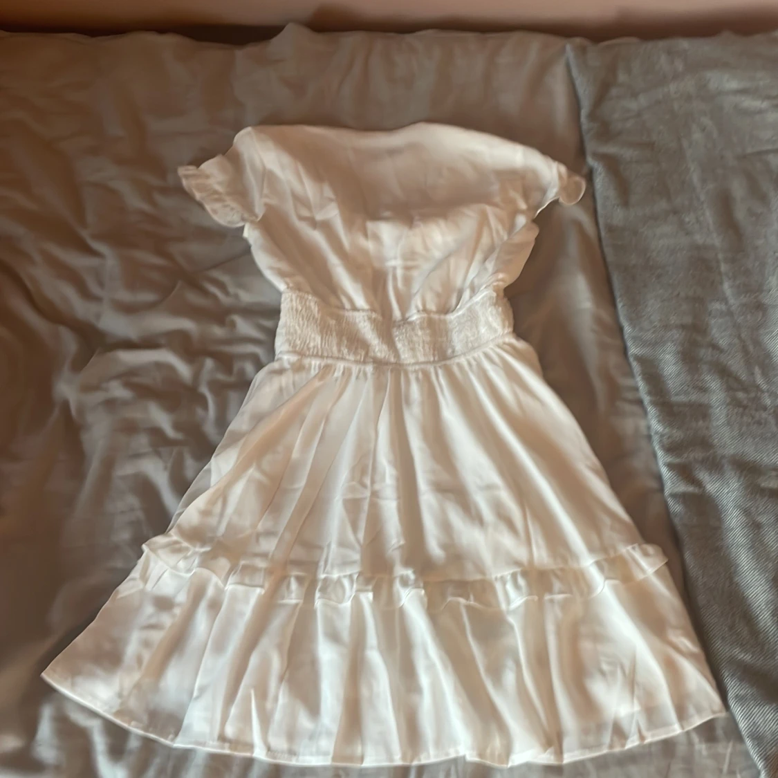 Vit kort omlottklänning med volanger - 3