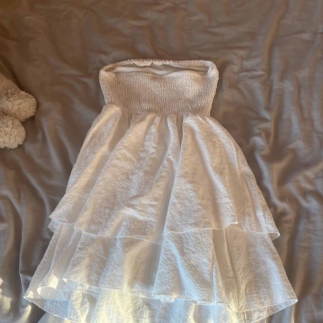 Vit axelbandslös volangklänning - 3