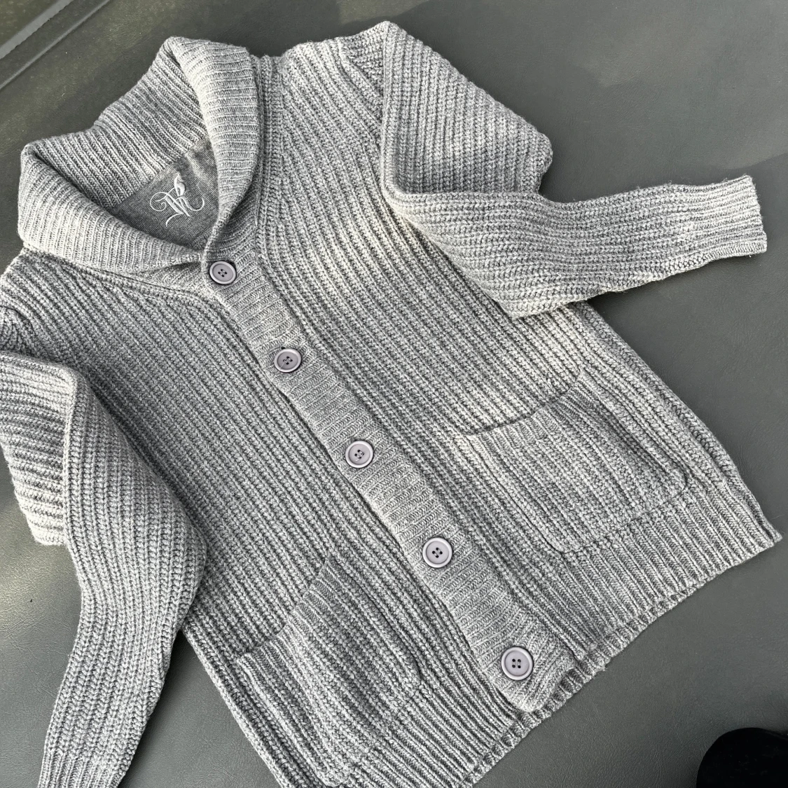 Grå stickad kofta med sjalkrage - 3