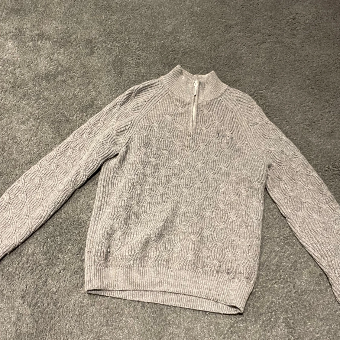 Grå stickad tröja med half zip