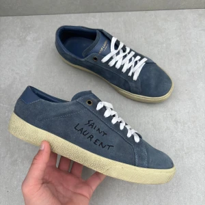 Saint Laurent skor - ett par riktigt feta och eftertraktade Saint Laurent SL/06 skor || strlk EU 39 ( passar 40 ) || skick: 8,5/10 || endast dustbag medföljer || hör av er vid intresse! 