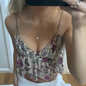 Super populär blommig Zara topp - Suuuuper populär och eftertraktad Zara topp i storlek Xs , blommigt mönster och rosett på ryggen där man knyter den ☺️