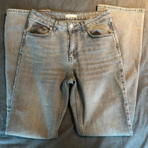 Gråa jeans  - Säljer dessa gråa jeans från Gina Tricot då de inte kommer till användning. Storlek 36. Jeansen är midwaist och i modellen ”Full Lenght Flare”’. Innerbenslängd: 81 cm, Midjemått: 36 cm