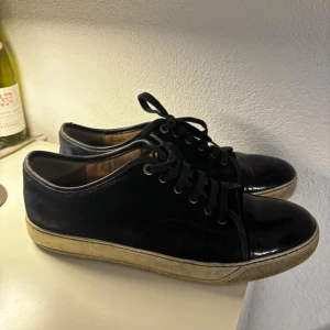 Lanvin skor - Använda Lanvin skor till ett mycket bra pris! Inga hål i skorna, endast smutsiga och slitage som inte förstör skon. Hör gärna av dig om det är något du funderar över. Leon