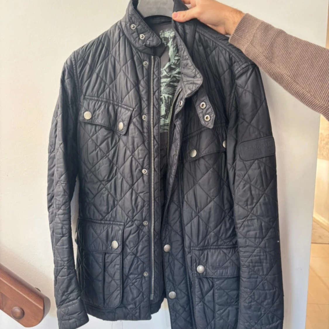 Marinblå quiltad jacka med fickor - Barbour  - 3