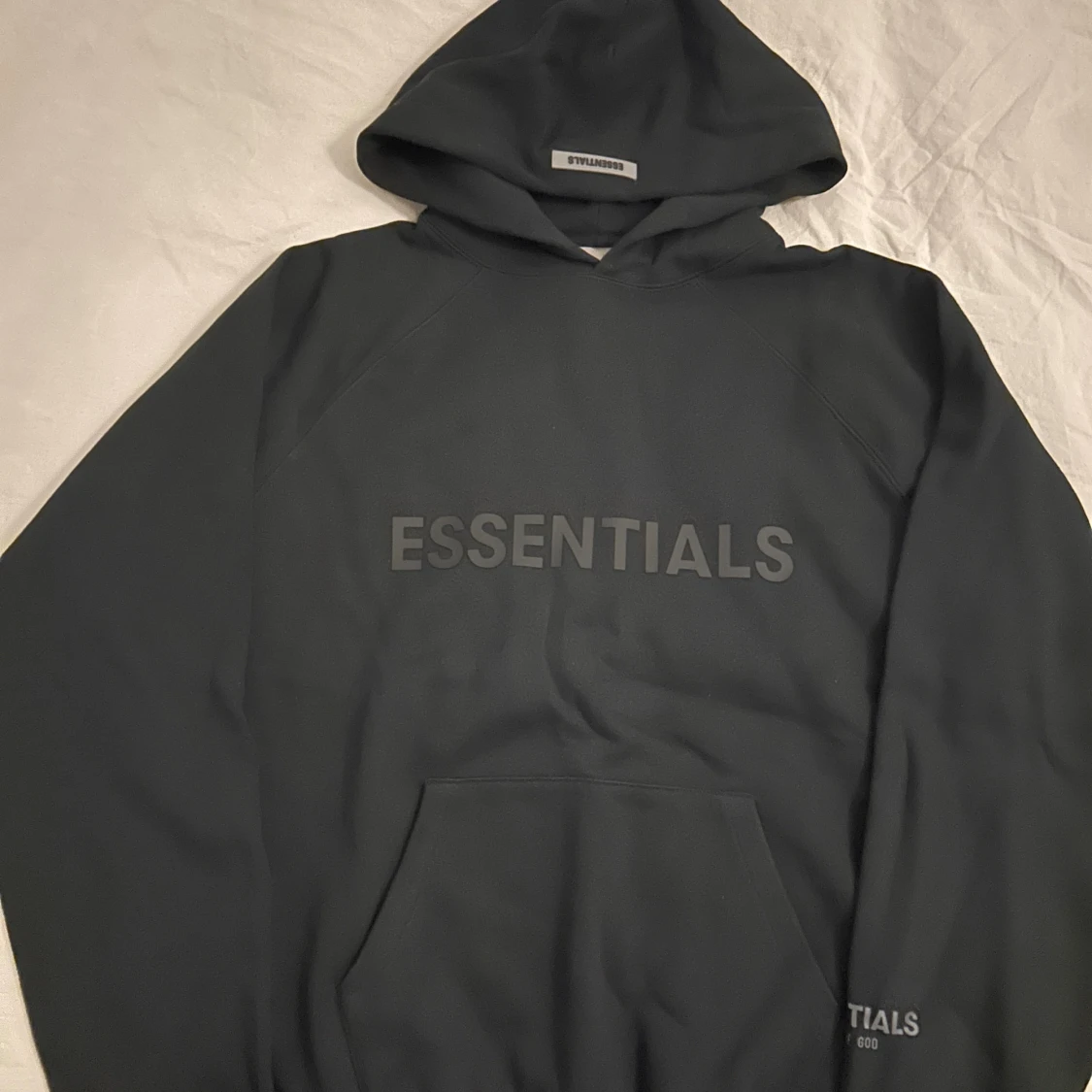 Svart Essentials hoodie med huva